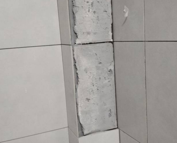 白城市瓷砖空鼓维修公司分享下瓷砖施工前基层浇水润湿程度不足，可能导致以下问题