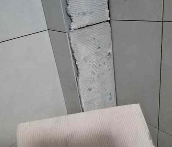 白城市瓷砖空鼓维修公司分享下厨房瓷砖脱落的补救措施。